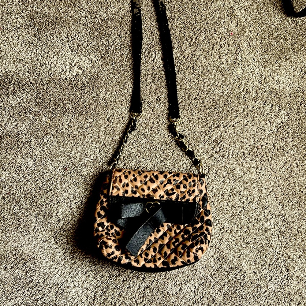 It’s a cute American Eagle bag from like the 2000 it’s leopard print